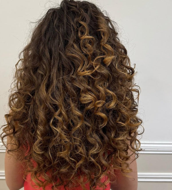 Cheveux bouclés de Natacha après 1 application de la Cure Régénérante LAO Care