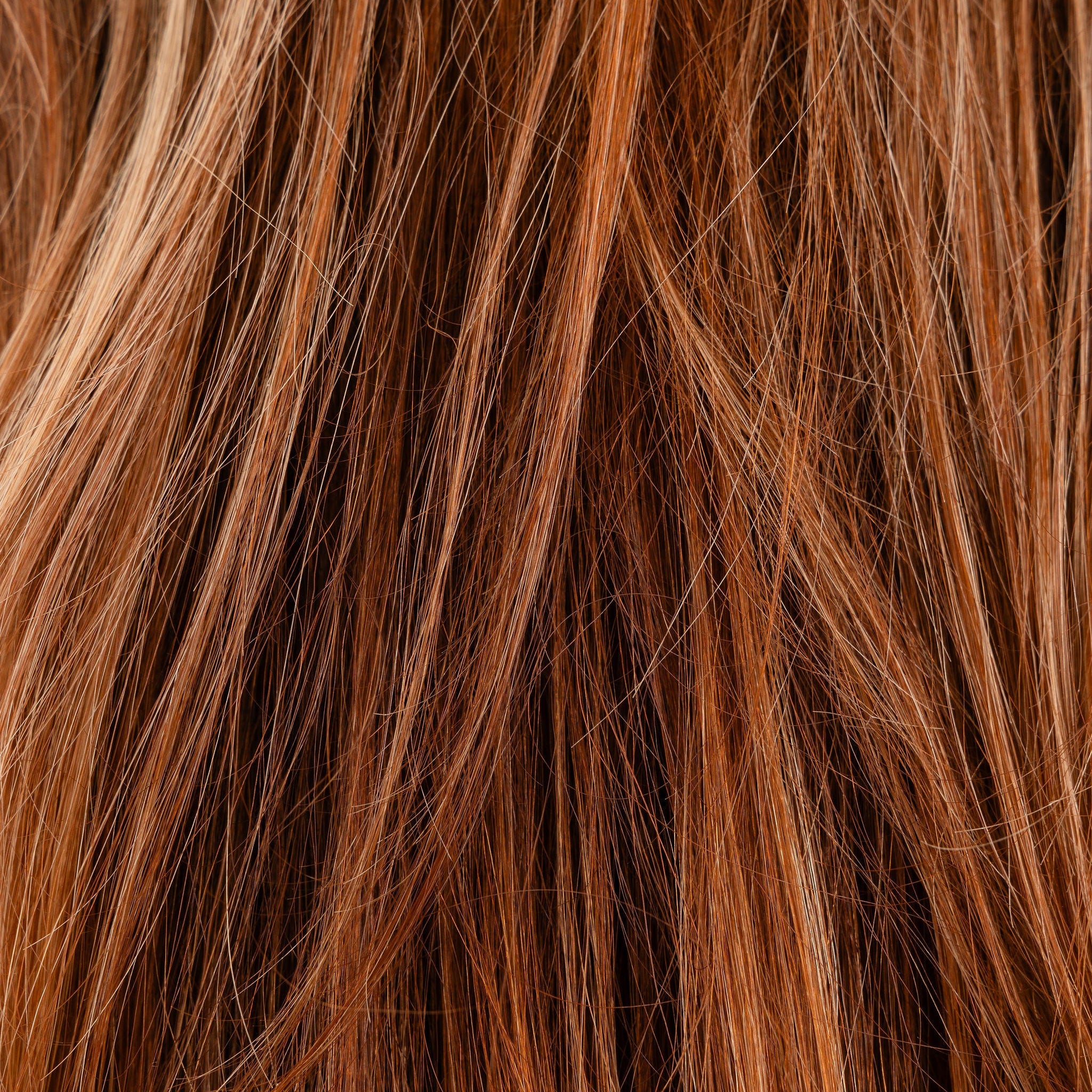 Chute de cheveux à l'automne : ce qui est normal et les gestes à adopter