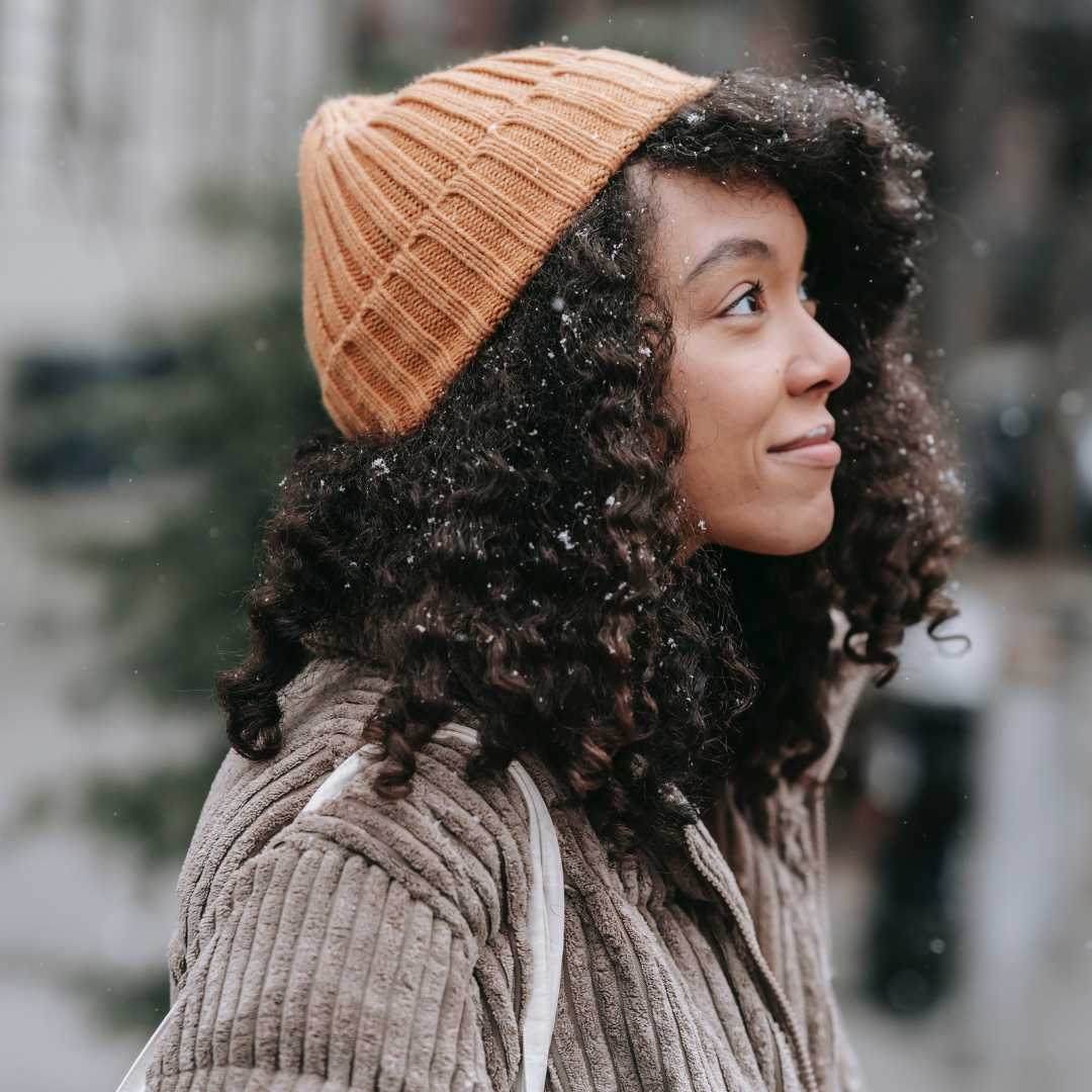 Femme avec un bonnet et cheveux cachés - LAO Care - Cheveux au naturel - Soins lavants 100% d'origine naturelle - Shampoings sans sulfates ni silicones