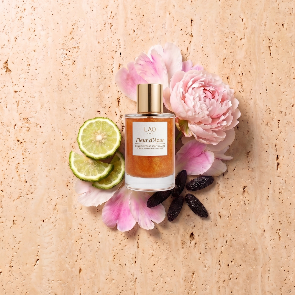 Brume Intense Scintillante Fleur d'Azur, flacon avec bergamote, pivoine et feve tonka sur travertin